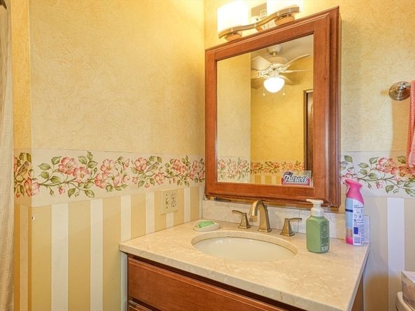 6 Fairfax St, Burlington MA 01803