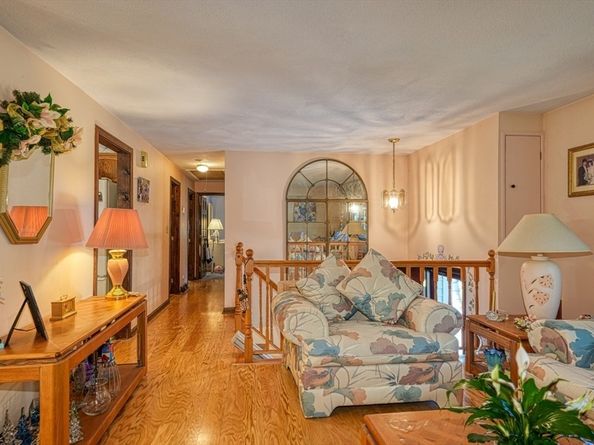 6 Fairfax St, Burlington MA 01803