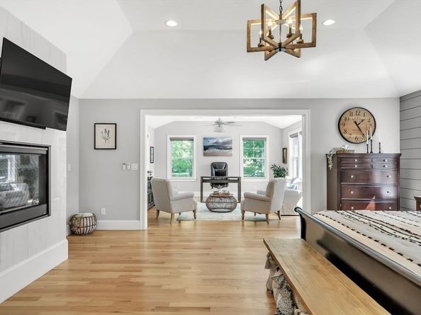 5 Clark Rd, Bedford MA 01730