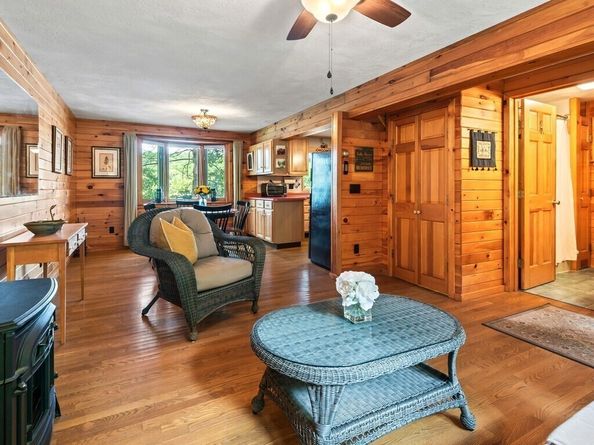 61 Bennetts Rd, Sturbridge MA 01566