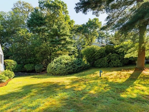 8 Ivanhoe Dr, Lynnfield MA 01940