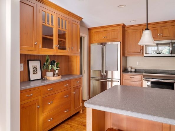 8 Ivanhoe Dr, Lynnfield MA 01940