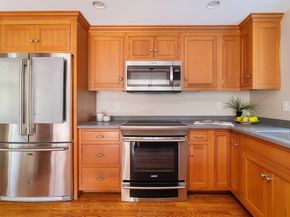 8 Ivanhoe Dr, Lynnfield MA 01940