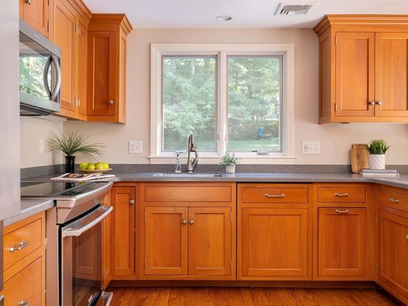 8 Ivanhoe Dr, Lynnfield MA 01940