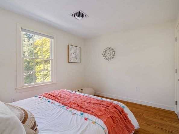 8 Ivanhoe Dr, Lynnfield MA 01940