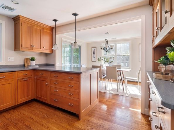 8 Ivanhoe Dr, Lynnfield MA 01940