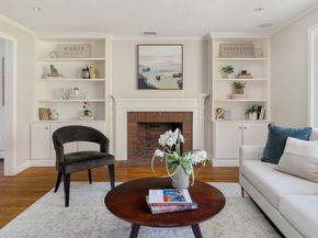 8 Ivanhoe Dr, Lynnfield MA 01940