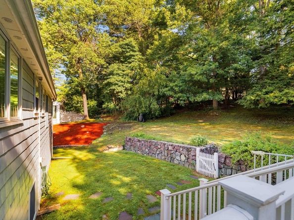8 Ivanhoe Dr, Lynnfield MA 01940