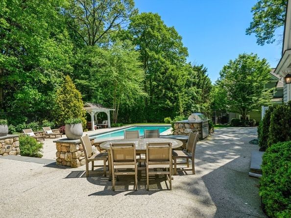 70 Old Farm Rd, Wellesley MA 02481