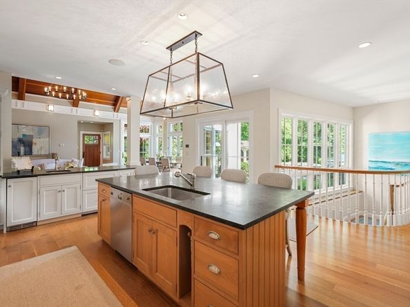 70 Old Farm Rd, Wellesley MA 02481