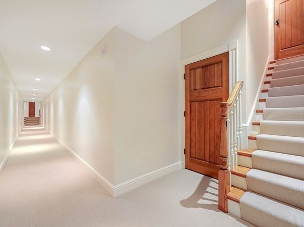 70 Old Farm Rd, Wellesley MA 02481