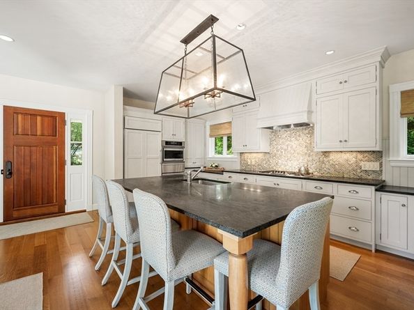 70 Old Farm Rd, Wellesley MA 02481