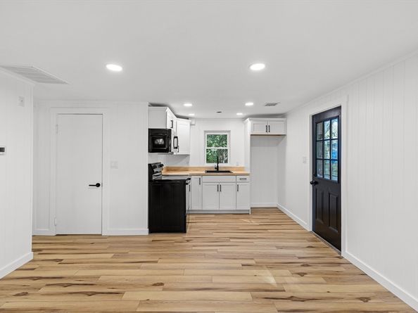 11 Fifth Ave, Lakeville MA 02347