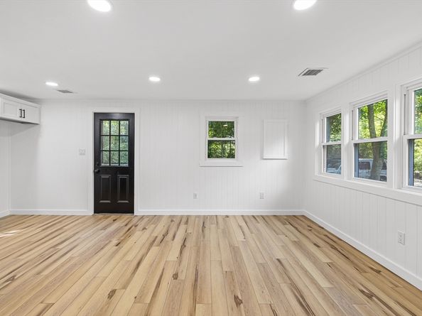11 Fifth Ave, Lakeville MA 02347