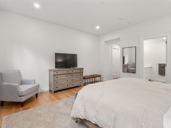 400 Hunnewell St 103, Needham MA 02494