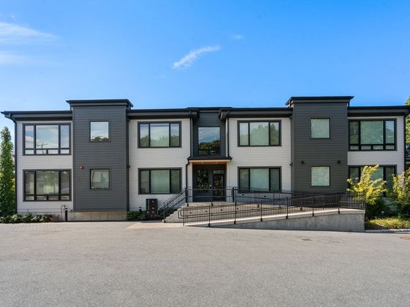 400 Hunnewell St 103, Needham MA 02494