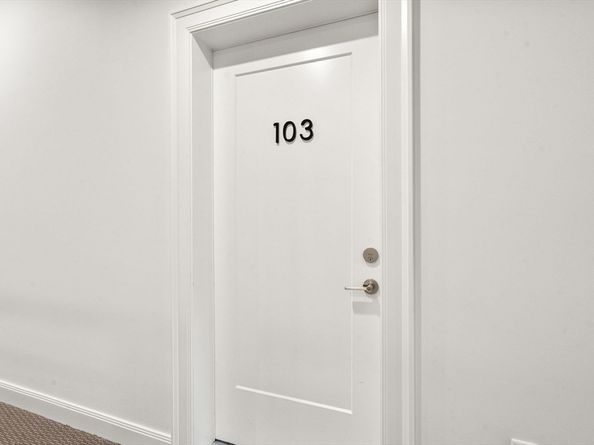400 Hunnewell St 103, Needham MA 02494