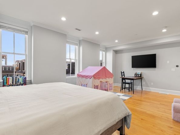 893 E 2nd St 9, Boston MA 02127