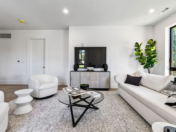 1114 Beacon St. 103, Newton MA 02461