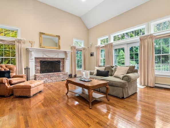 141 Deerfield Ln, Hanover MA 02339