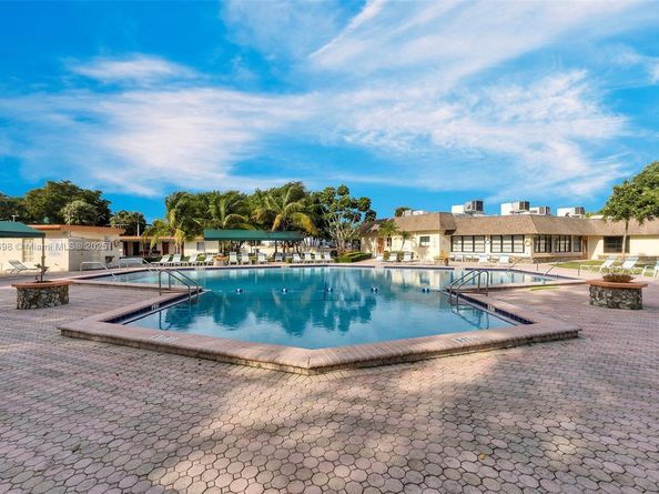 3990 NW 42nd Ave 302, Lauderdale Lakes FL 33319