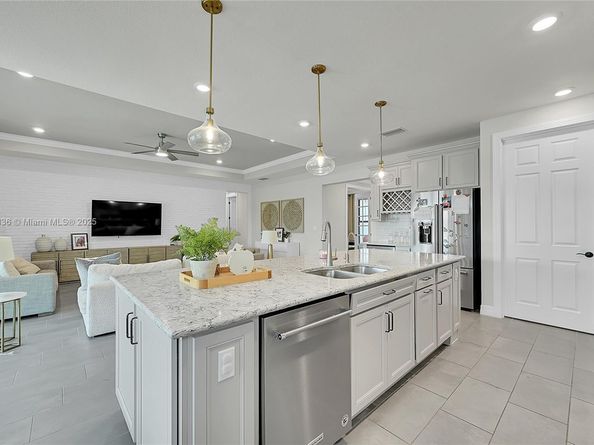 2340 Rollingwood Ct, Oakland Park FL 33309