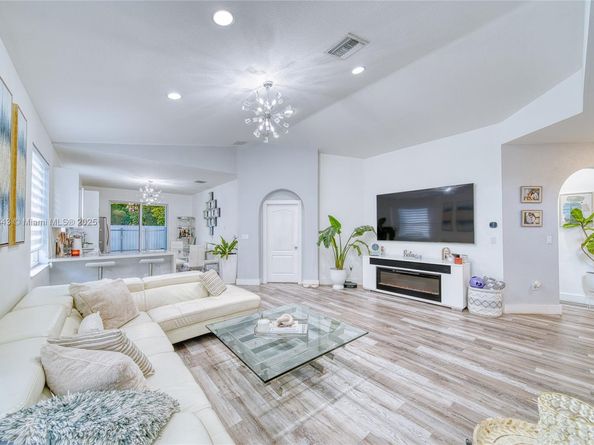 2101 NE 37th Ter, Homestead FL 33033