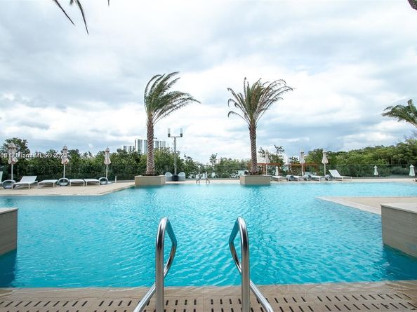 16385 Biscayne Blvd 719, North Miami Beach FL 33160