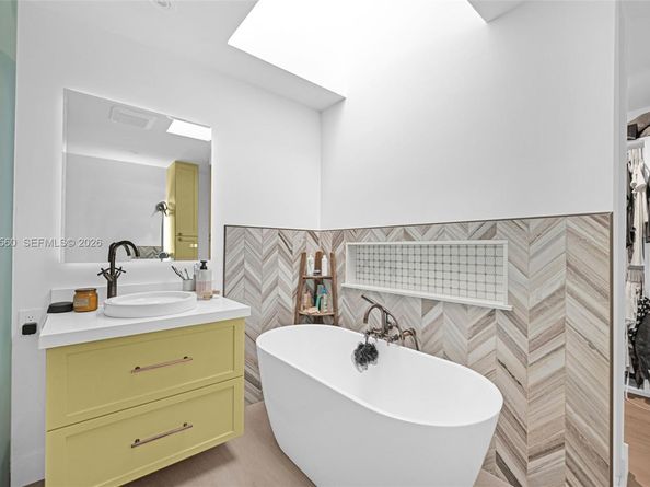 9300 E Calusa Club Dr, Miami FL 33186