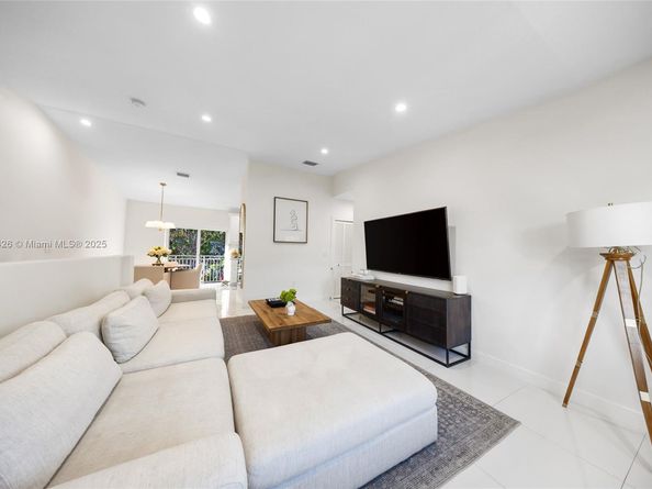 7271 NW 174th Ter 203, Hialeah FL 33015