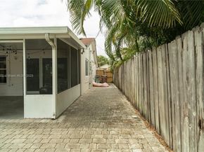3215 SW 2nd Ct, Deerfield Beach FL 33442