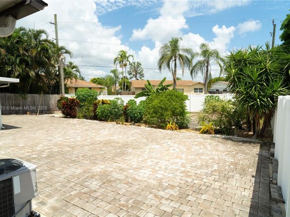 3215 SW 2nd Ct, Deerfield Beach FL 33442