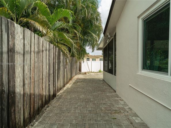 3215 SW 2nd Ct, Deerfield Beach FL 33442