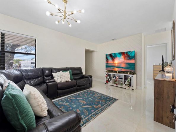 1562 NW 8th Ave, Homestead FL 33030