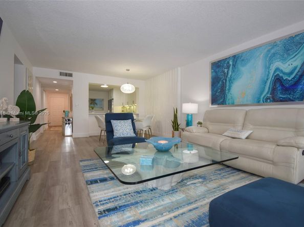 7632 Fairfax Dr 7632, Tamarac FL 33321