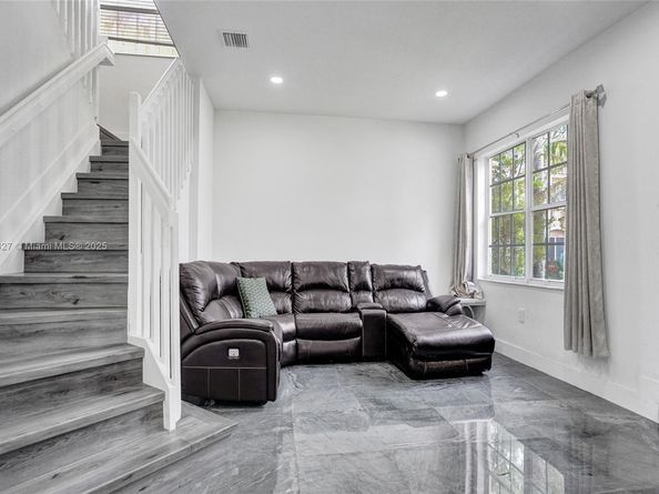 9860 NW 20th Ct, Pembroke Pines FL 33024