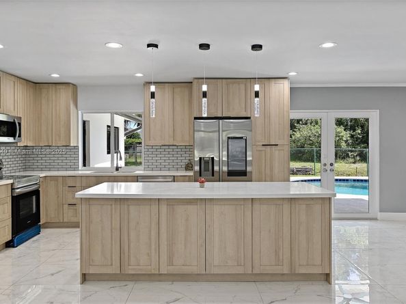 11811 NW 5th Ct, Plantation FL 33325