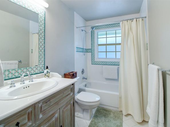 9929 NW 49th Ter, Doral FL 33178