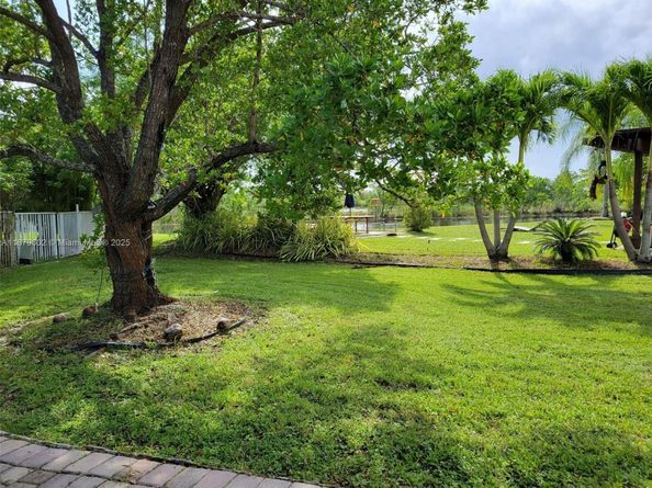 1569 Winterberry Ln, Weston FL 33327