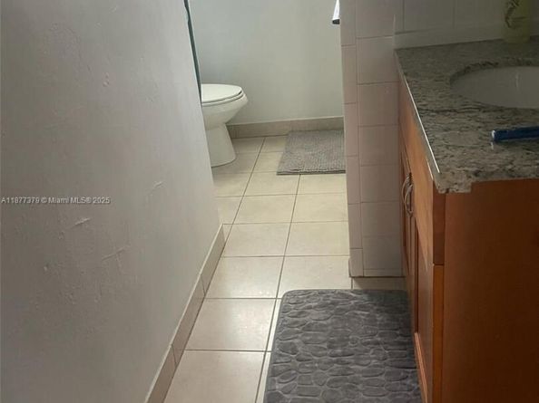1041 NE 35th St, Oakland Park FL 33334