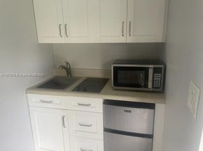 1041 NE 35th St, Oakland Park FL 33334