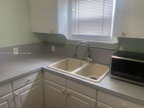 1041 NE 35th St, Oakland Park FL 33334