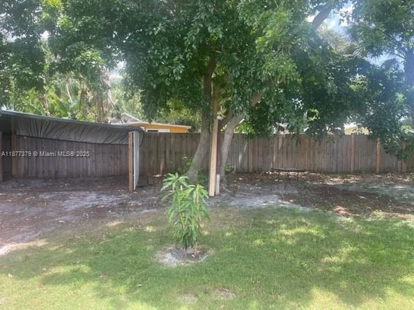 1041 NE 35th St, Oakland Park FL 33334