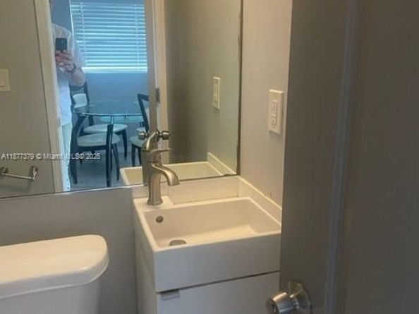1041 NE 35th St, Oakland Park FL 33334