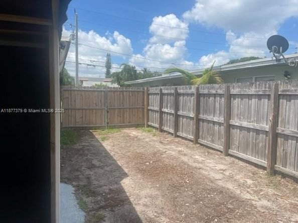 1041 NE 35th St, Oakland Park FL 33334