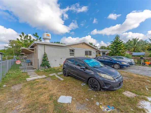 445 NW 8th St, Homestead FL 33030