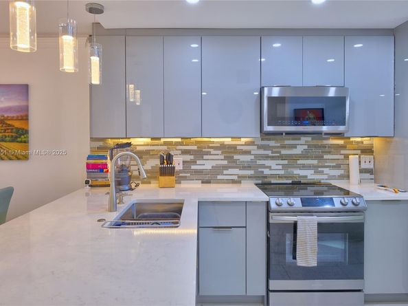 111 Lake Emerald Dr 307, Oakland Park FL 33309