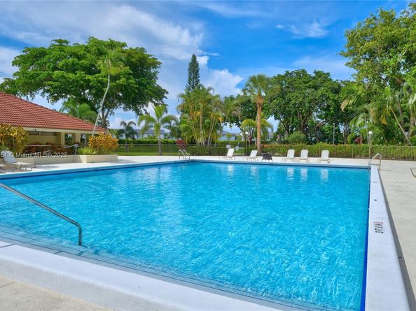 111 Lake Emerald Dr 307, Oakland Park FL 33309