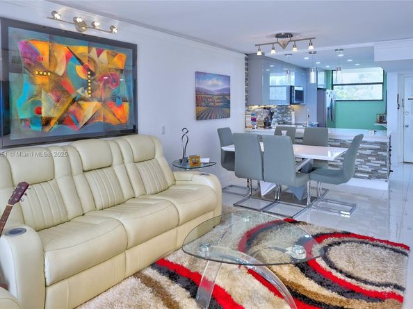 111 Lake Emerald Dr 307, Oakland Park FL 33309