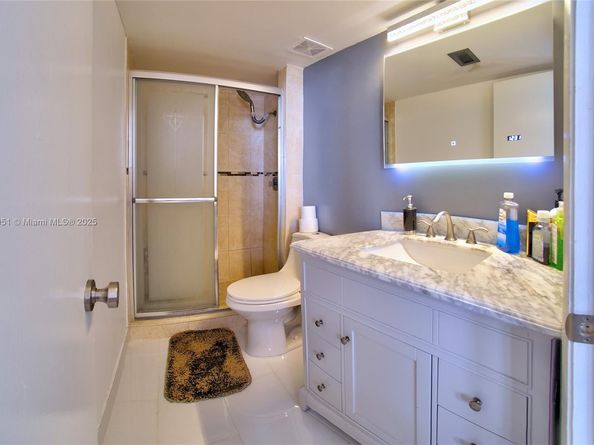 111 Lake Emerald Dr 307, Oakland Park FL 33309